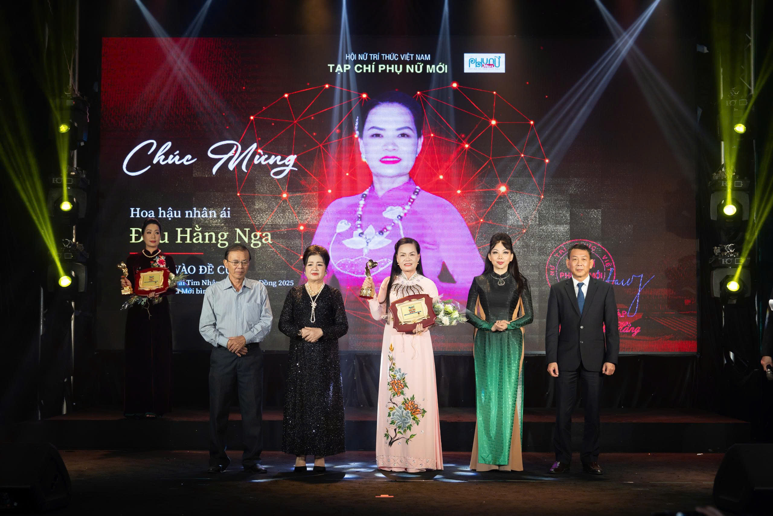 Hoa hậu Nhân ái Đậu Hằng Nga nhận giải thưởng vinh danh vì cộng đồng năm 2025 - Ảnh 1.