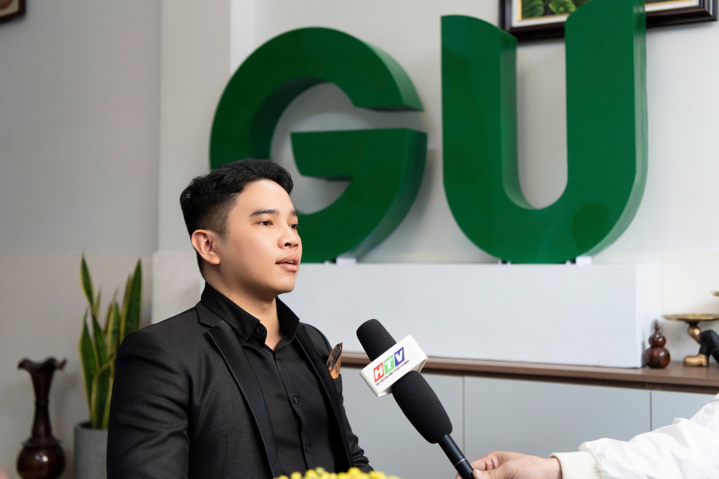 Gu Vietnam k&yacute; kết hợp t&aacute;c đ&agrave;o tạo tiếng Anh cho si&ecirc;u mẫu Vũ Linh - Ảnh 2.