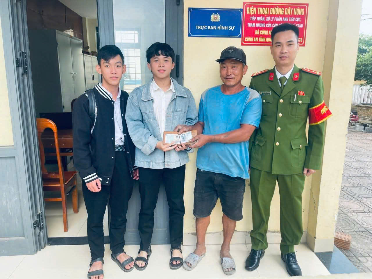 Hai nam sinh nhờ công an tìm người đánh rơi chiếc ví chứa số tiền lớn - Ảnh 1.