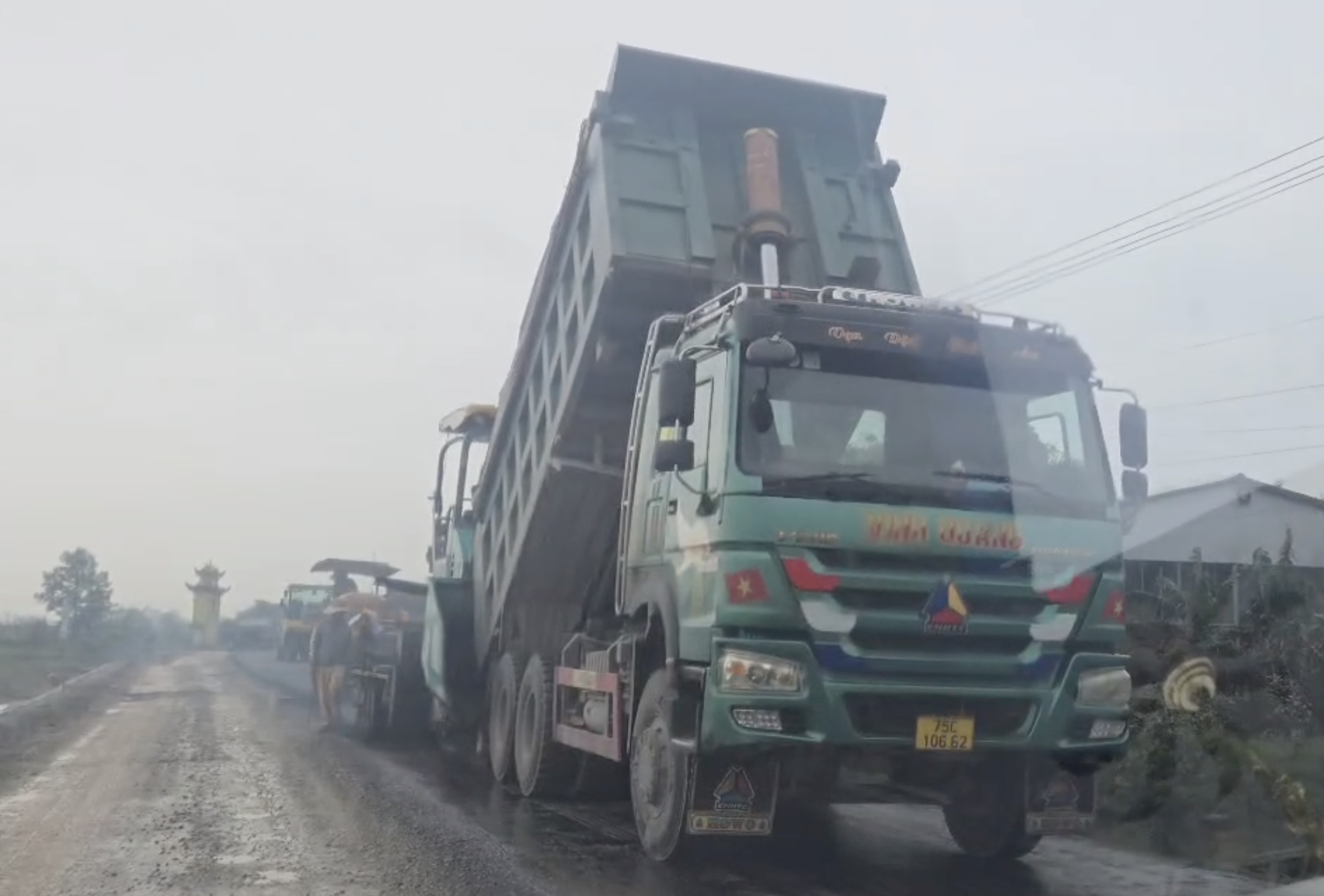 Thảm nhựa gặp trời mưa , nh&agrave; thầu Huế phải tăng thời hạn bảo h&agrave;nh l&ecirc;n 3 năm - Ảnh 1.