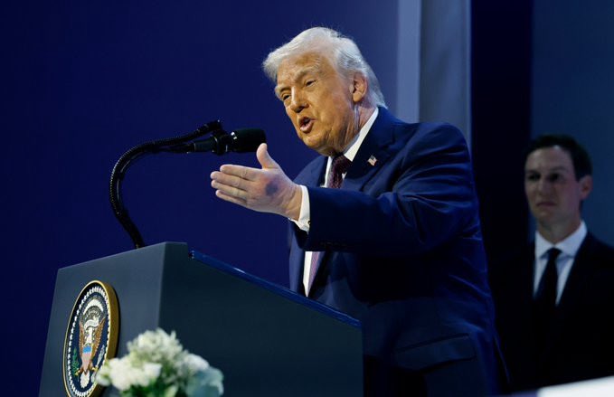Nhà Trắng lý giải về vết bầm tím lạ trên tay Tổng thống Trump tại Davos - Ảnh 1.