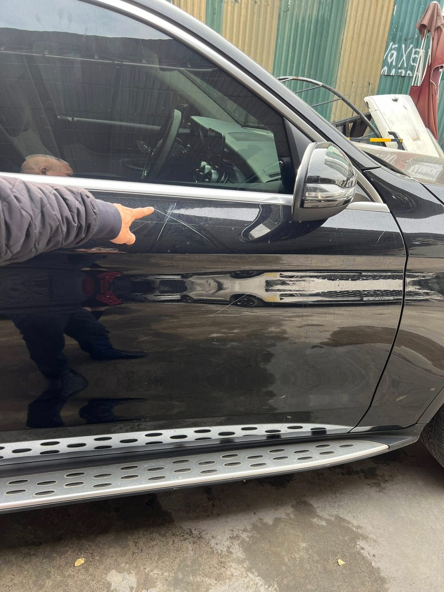 C&ocirc;ng an v&agrave;o cuộc vụ xe Mercedes bị c&agrave;o xước, bẻ gương, đập k&iacute;nh khi đỗ trước một trung t&acirc;m tiếng Anh - Ảnh 3.