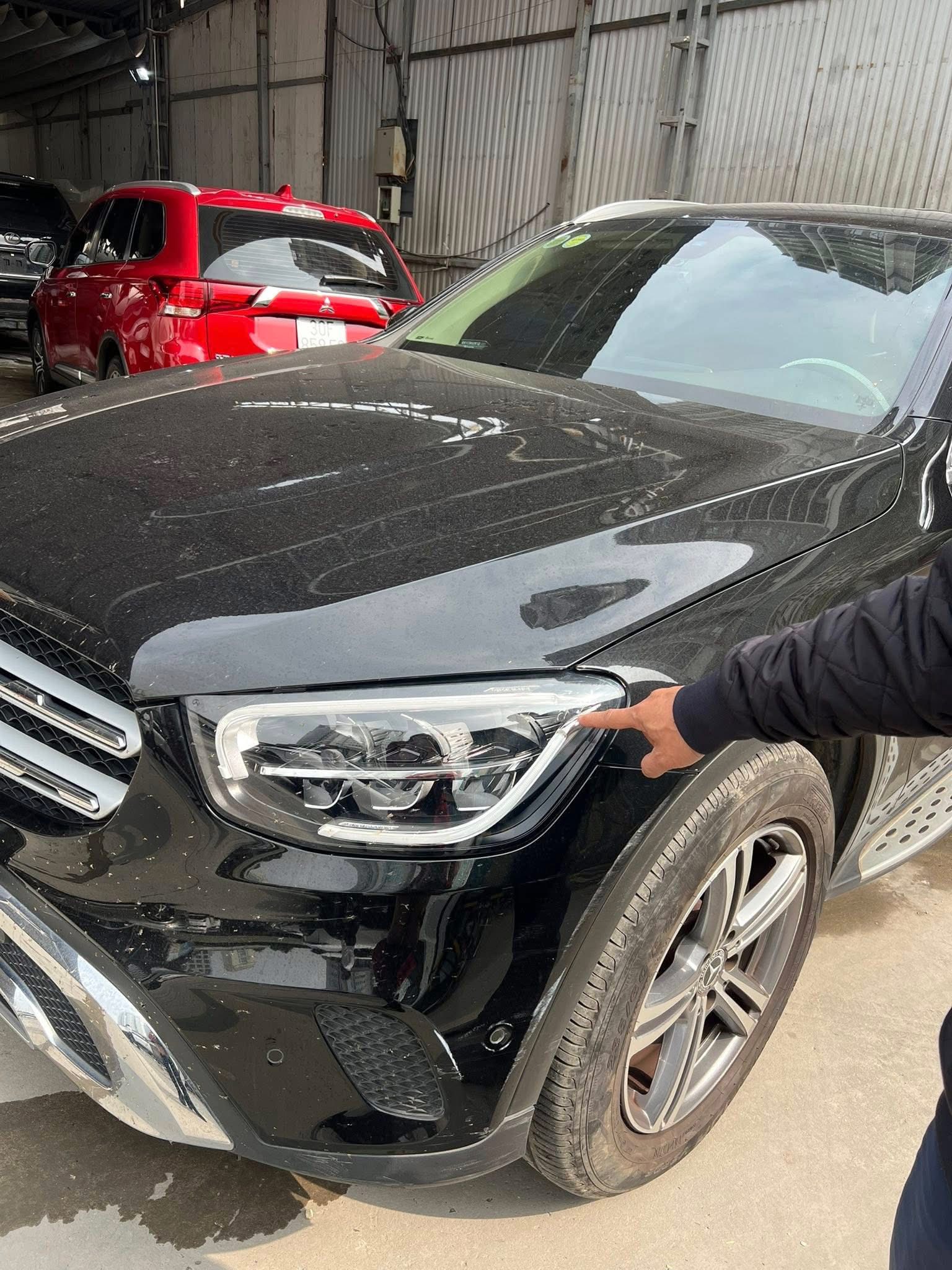 C&ocirc;ng an v&agrave;o cuộc vụ xe Mercedes bị c&agrave;o xước, bẻ gương, đập k&iacute;nh khi đỗ trước một trung t&acirc;m tiếng Anh - Ảnh 2.