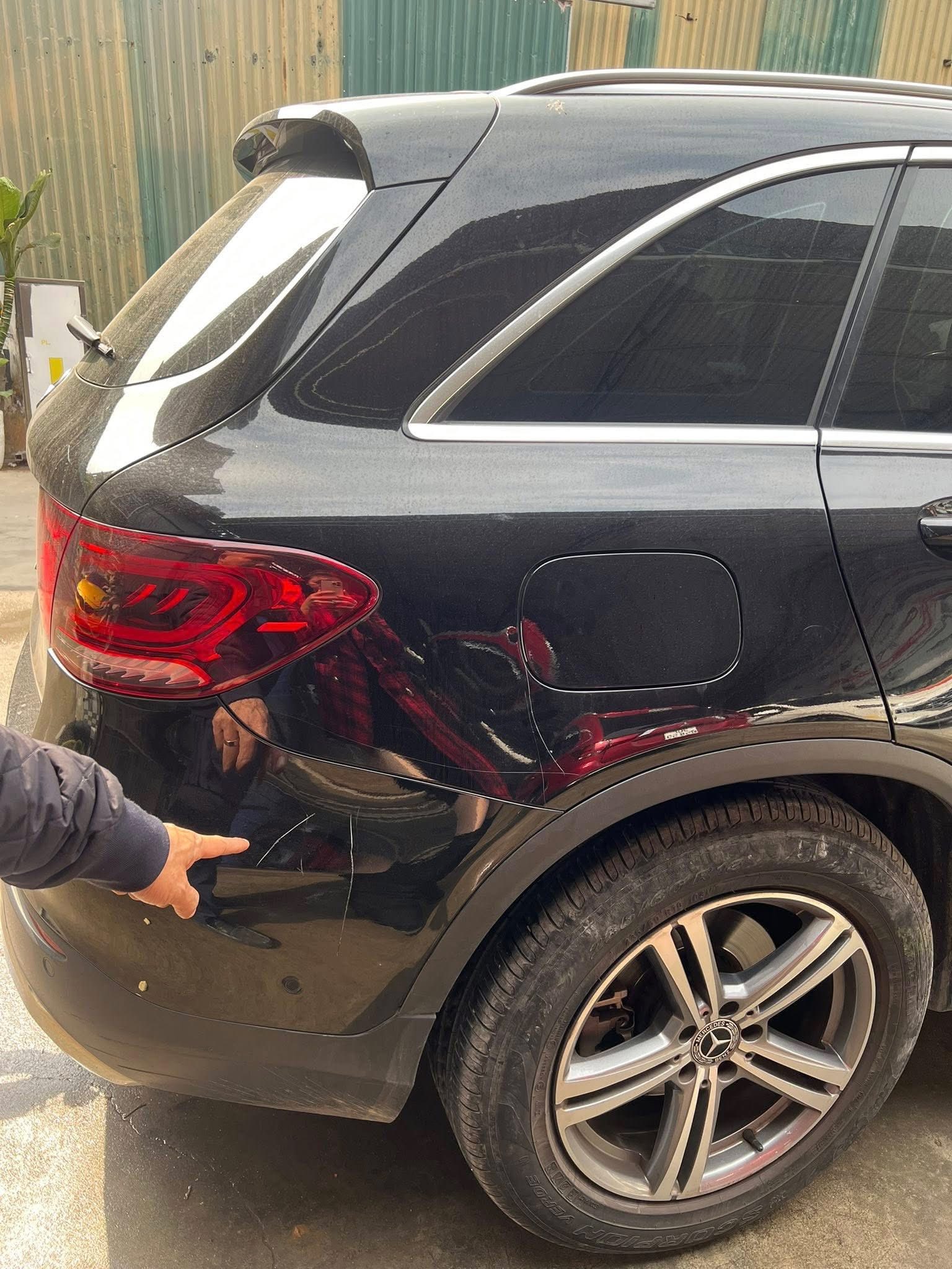 C&ocirc;ng an v&agrave;o cuộc vụ xe Mercedes bị c&agrave;o xước, bẻ gương, đập k&iacute;nh khi đỗ trước một trung t&acirc;m tiếng Anh - Ảnh 1.