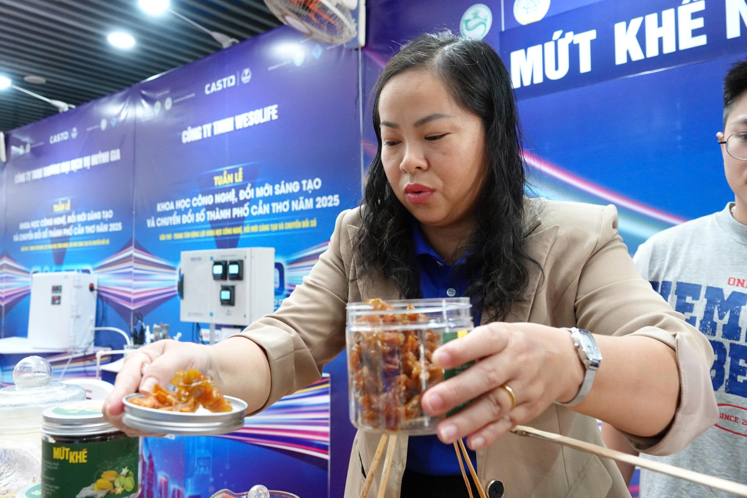 C&ocirc; gi&aacute;o Cần Thơ khởi nghiệp th&agrave;nh c&ocirc;ng từ mứt khế chua , n&acirc;ng tầm gi&aacute; trị tr&aacute;i c&acirc;y - Ảnh 1.