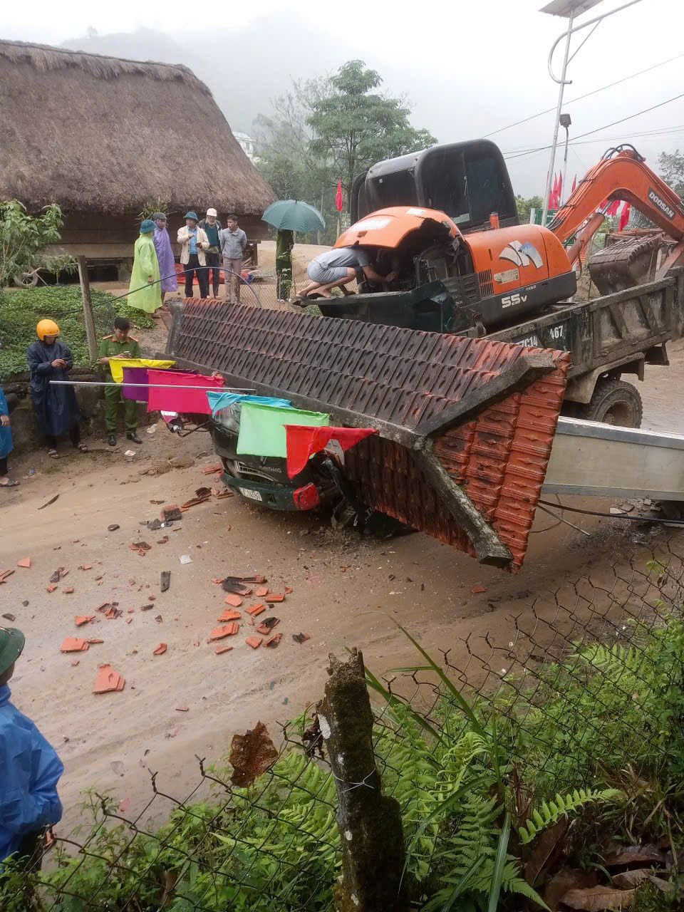 Vụ tai nạn nghi&ecirc;m trọng ở Đ&agrave; Nẵng khiến 2 người tử vong dưới xe tải ben - Ảnh 2.