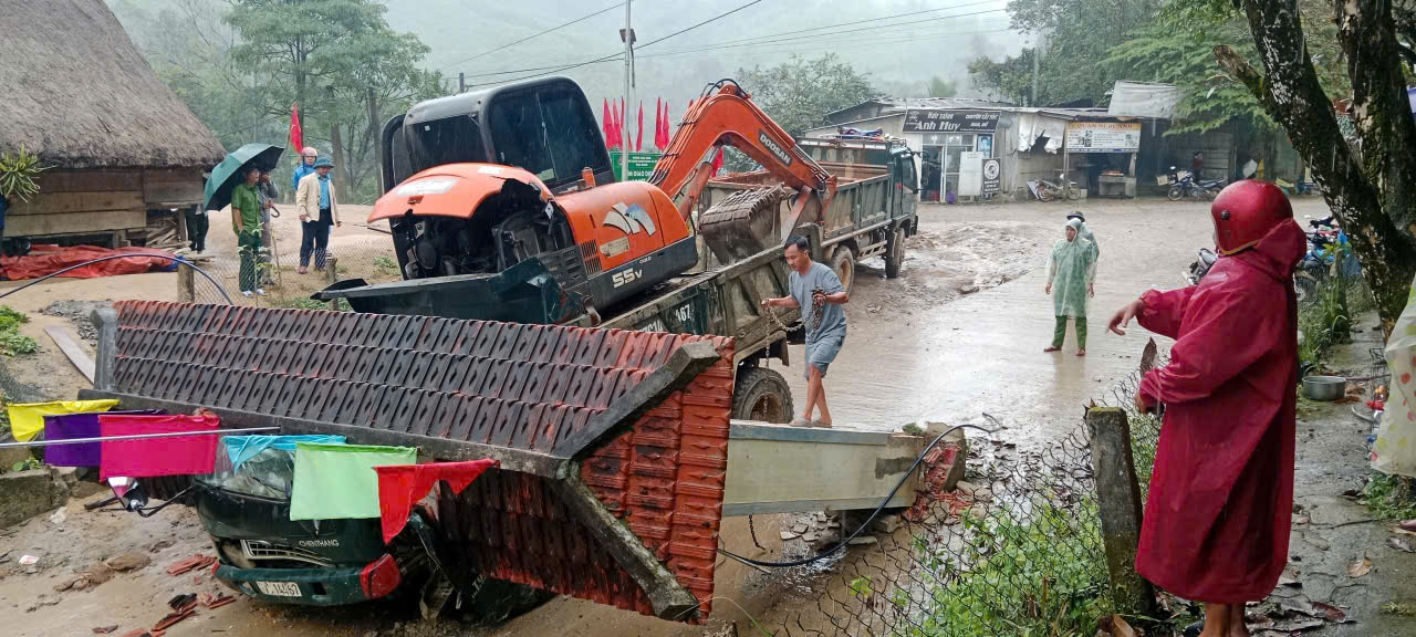 Vụ tai nạn nghi&ecirc;m trọng ở Đ&agrave; Nẵng khiến 2 người tử vong dưới xe tải ben - Ảnh 1.