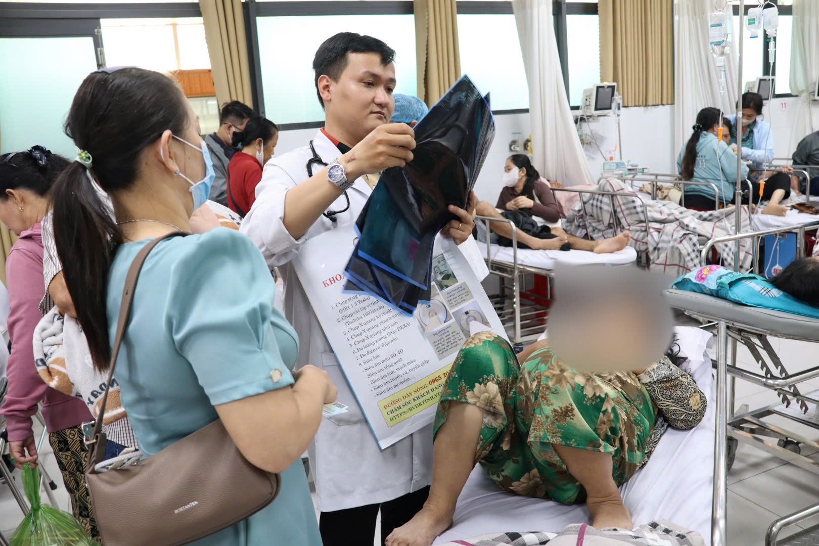 Chạy đua với "giờ v&agrave;ng" cứu người - Ảnh 1.