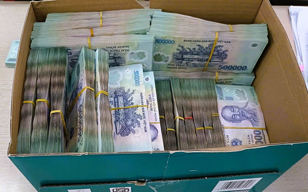 2 thanh niên trộm gói hàng hóa trên xe khách, bên trong có gần 8 tỉ đồng