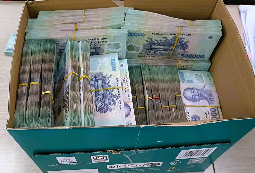 2 thanh ni&ecirc;n trộm g&oacute;i h&agrave;ng h&oacute;a tr&ecirc;n xe kh&aacute;ch, b&ecirc;n trong c&oacute; gần 8 tỉ đồng - Ảnh 2.