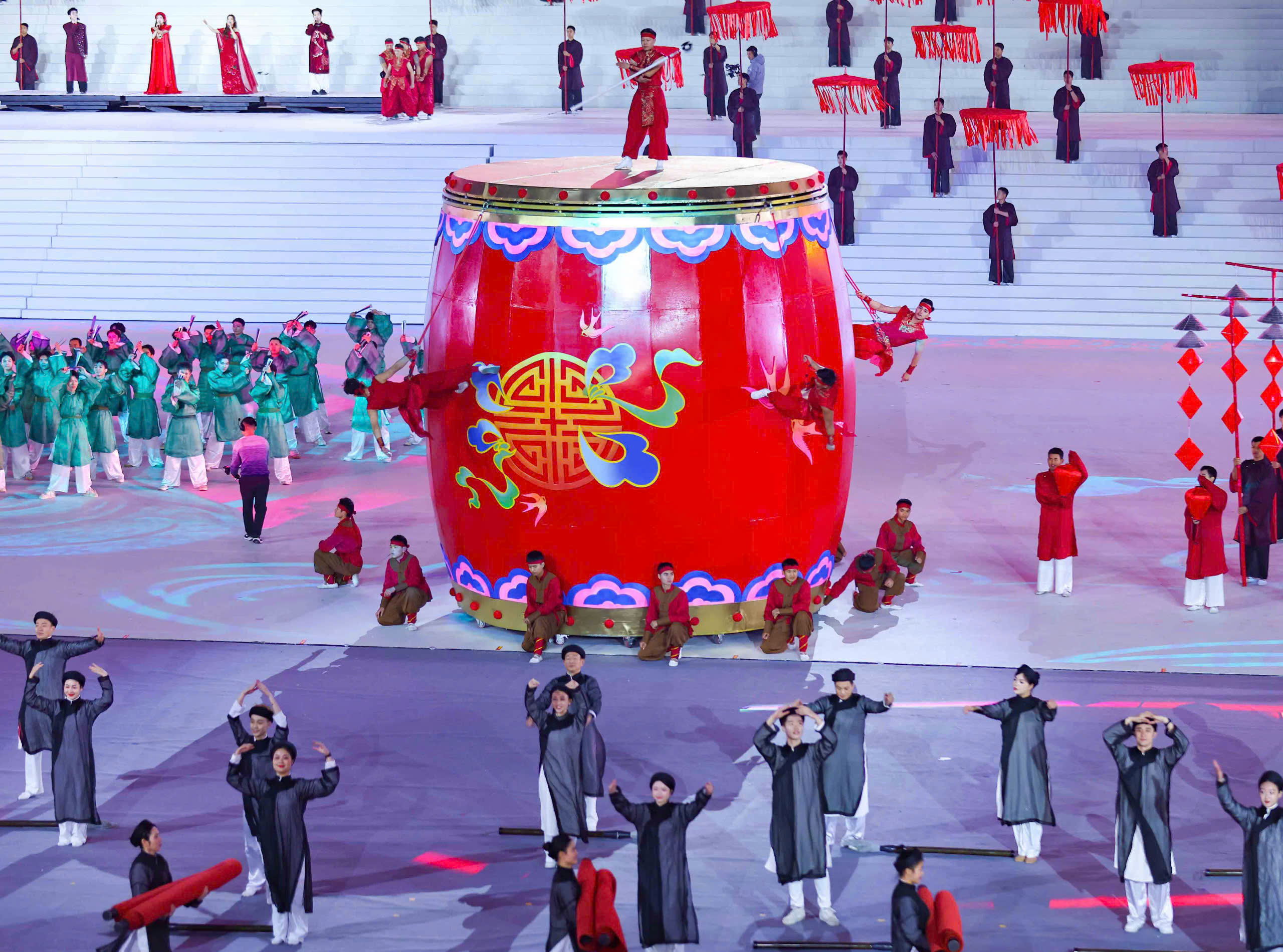 Tổng B&iacute; thư T&ocirc; L&acirc;m dự chương tr&igrave;nh nghệ thuật đặc biệt "Dưới l&aacute; cờ vẻ vang của Đảng" - Ảnh 10.