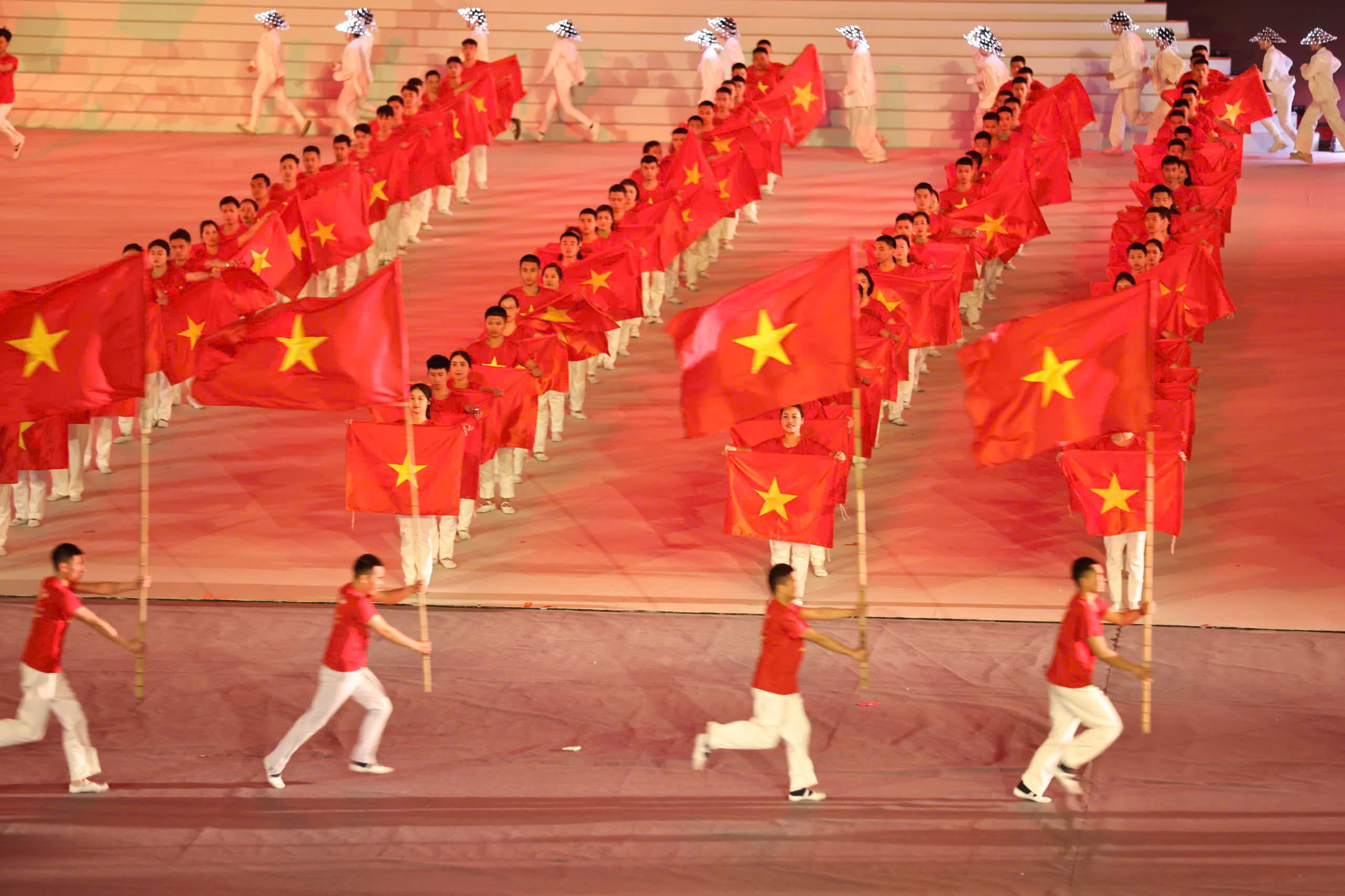 Tổng B&iacute; thư T&ocirc; L&acirc;m dự chương tr&igrave;nh nghệ thuật đặc biệt "Dưới l&aacute; cờ vẻ vang của Đảng" - Ảnh 6.