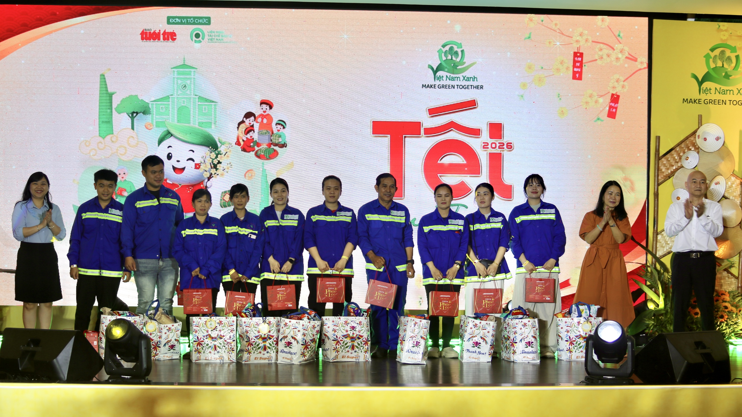 Tết Y&ecirc;u Thương: Tri &acirc;n người thu gom r&aacute;c d&acirc;n lập - Ảnh 1.