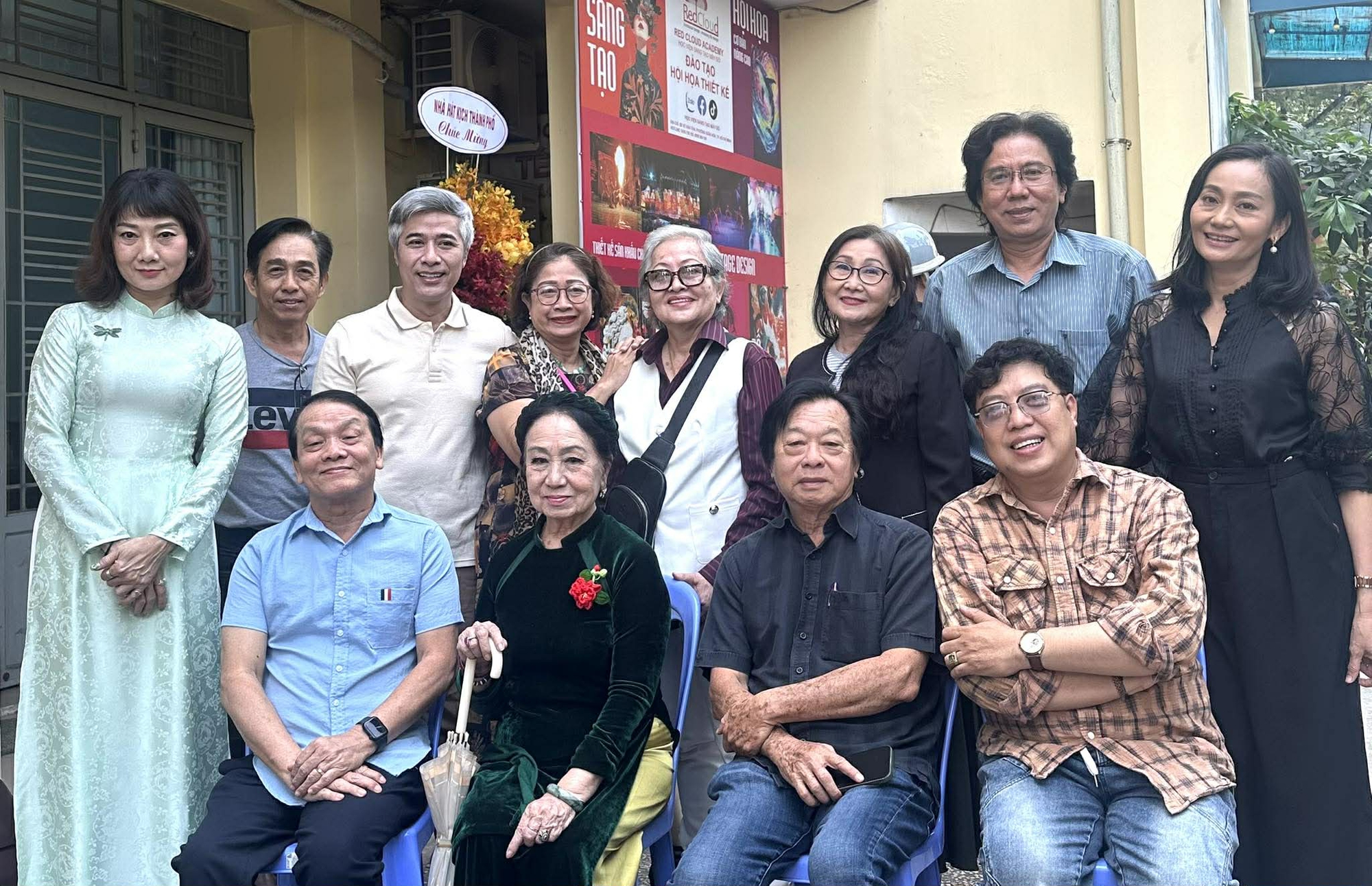 Nghệ sĩ tề tựu ch&uacute;c mừng Tọa đ&agrave;m "Kỳ nữ Kim Cương với thoại kịch miền Nam" - Ảnh 1.