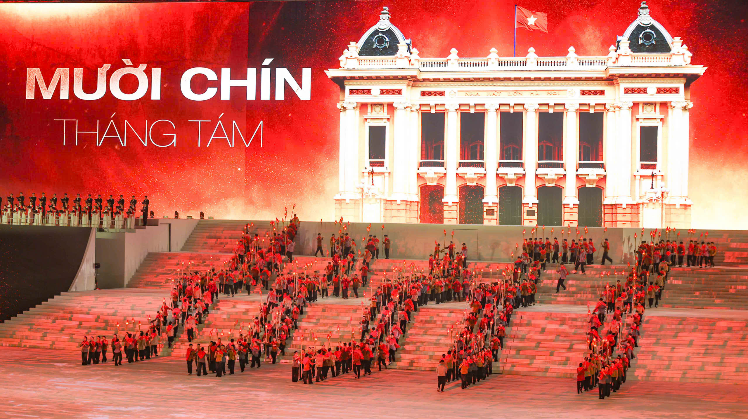 Tổng B&iacute; thư T&ocirc; L&acirc;m dự chương tr&igrave;nh nghệ thuật đặc biệt "Dưới l&aacute; cờ vẻ vang của Đảng" - Ảnh 16.