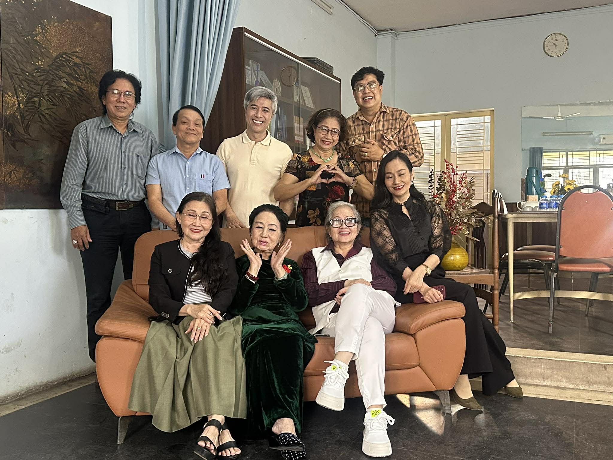 Nghệ sĩ tề tựu ch&uacute;c mừng Tọa đ&agrave;m "Kỳ nữ Kim Cương với thoại kịch miền Nam" - Ảnh 4.