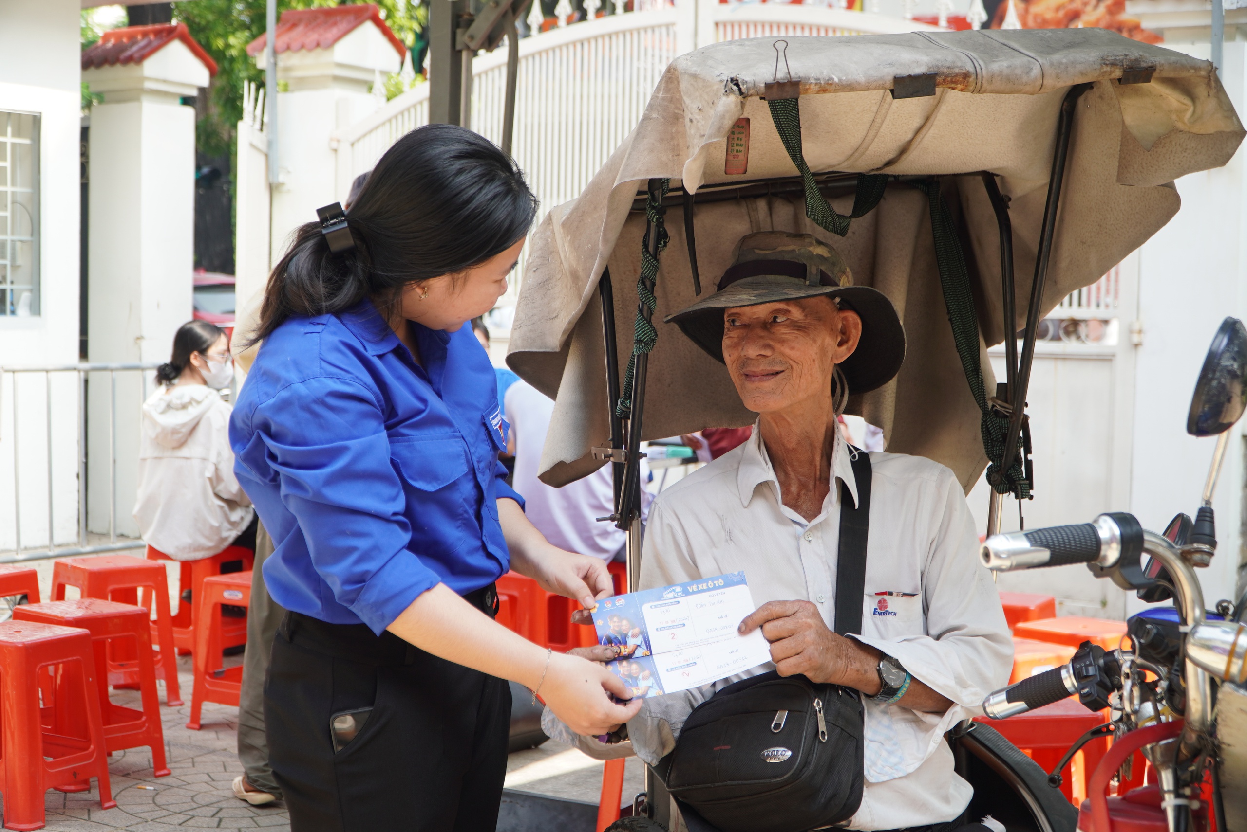 Mang tết về nhà - Ảnh 1.