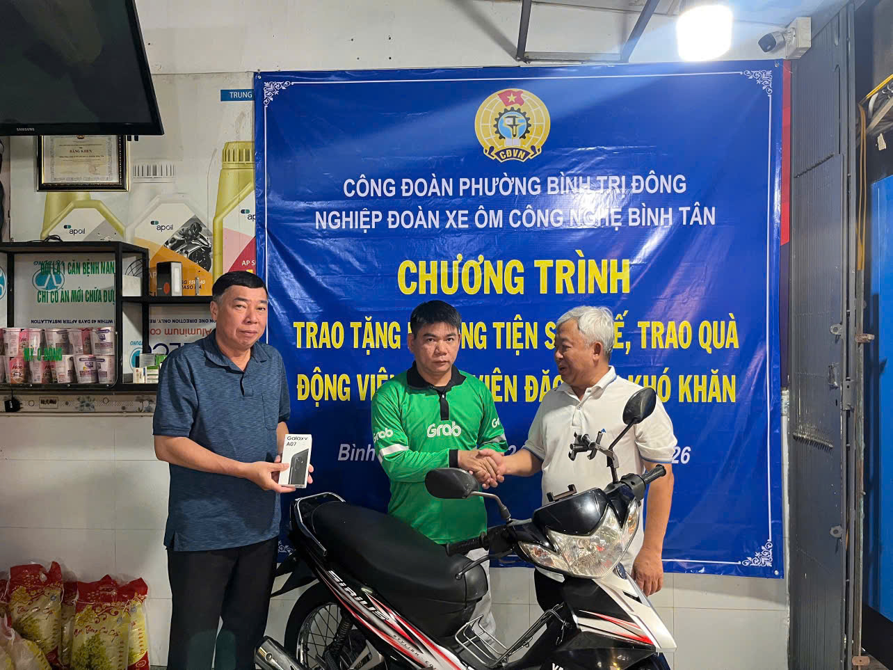 Tài xế xe ôm rơi nước mắt vì được tặng xe máy làm “cần câu cơm” - Ảnh 1.