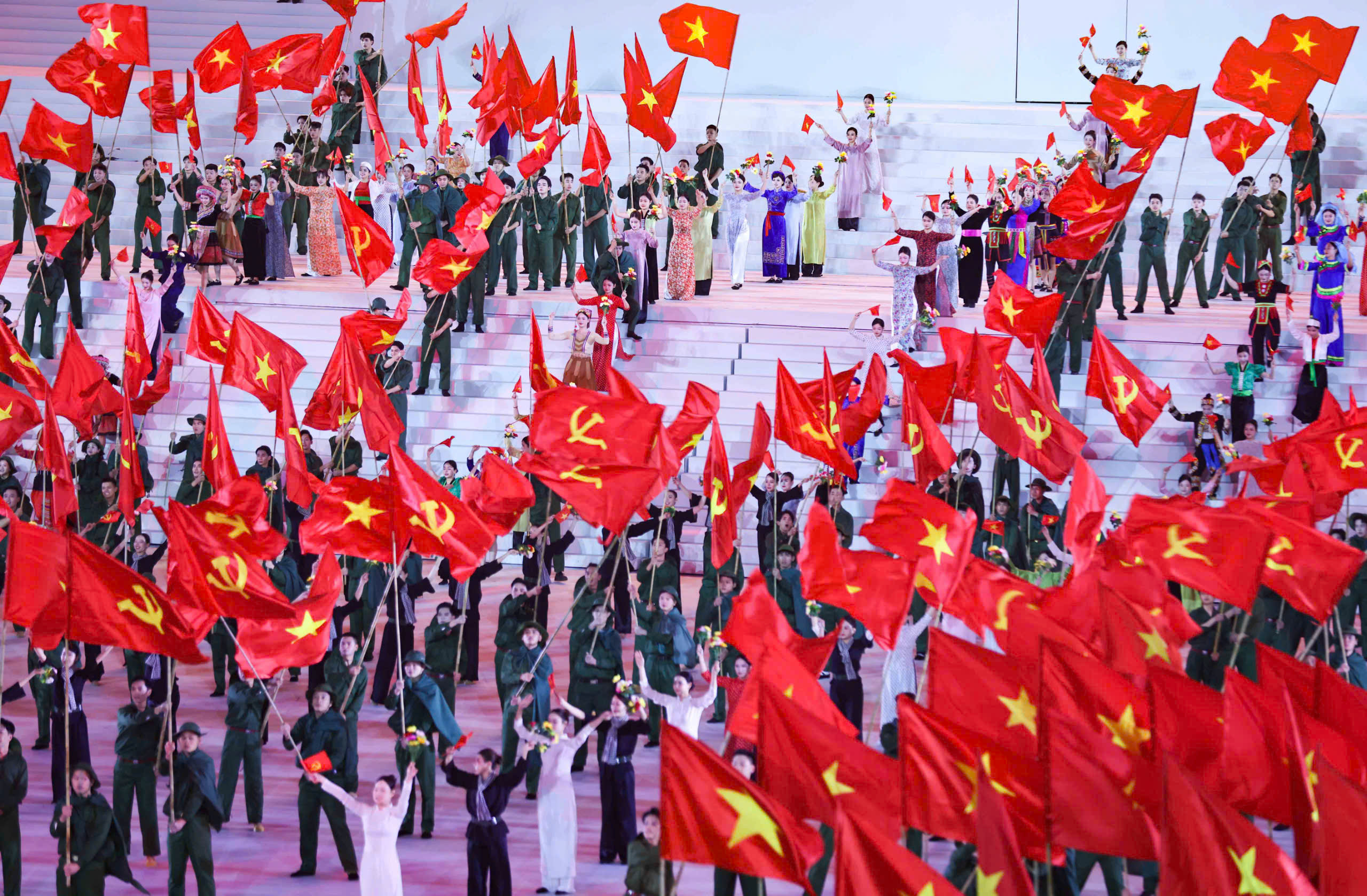 Tổng B&iacute; thư T&ocirc; L&acirc;m dự chương tr&igrave;nh nghệ thuật đặc biệt "Dưới l&aacute; cờ vẻ vang của Đảng" - Ảnh 13.