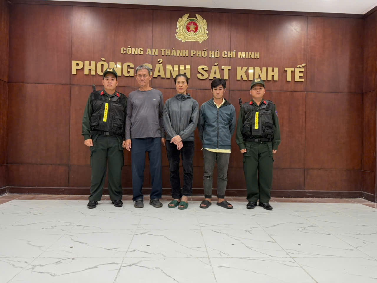 Công an TPHCM bắt nhóm bí mật sản xuất viên hoàn màu đen - Ảnh 1.