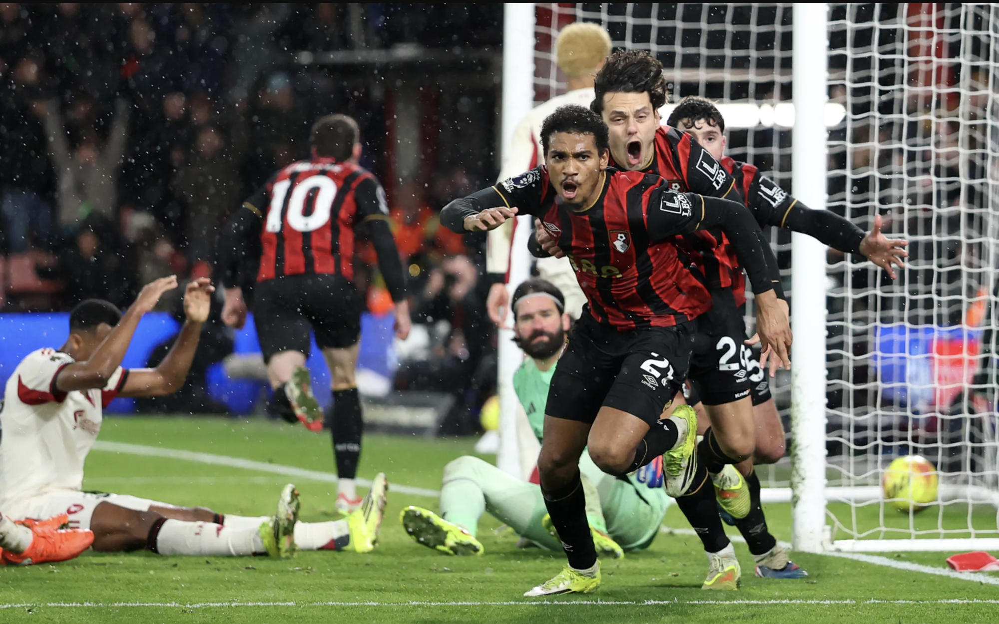 Bournemouth giáng đòn đau phút bù giờ, Liverpool lún sâu khủng hoảng