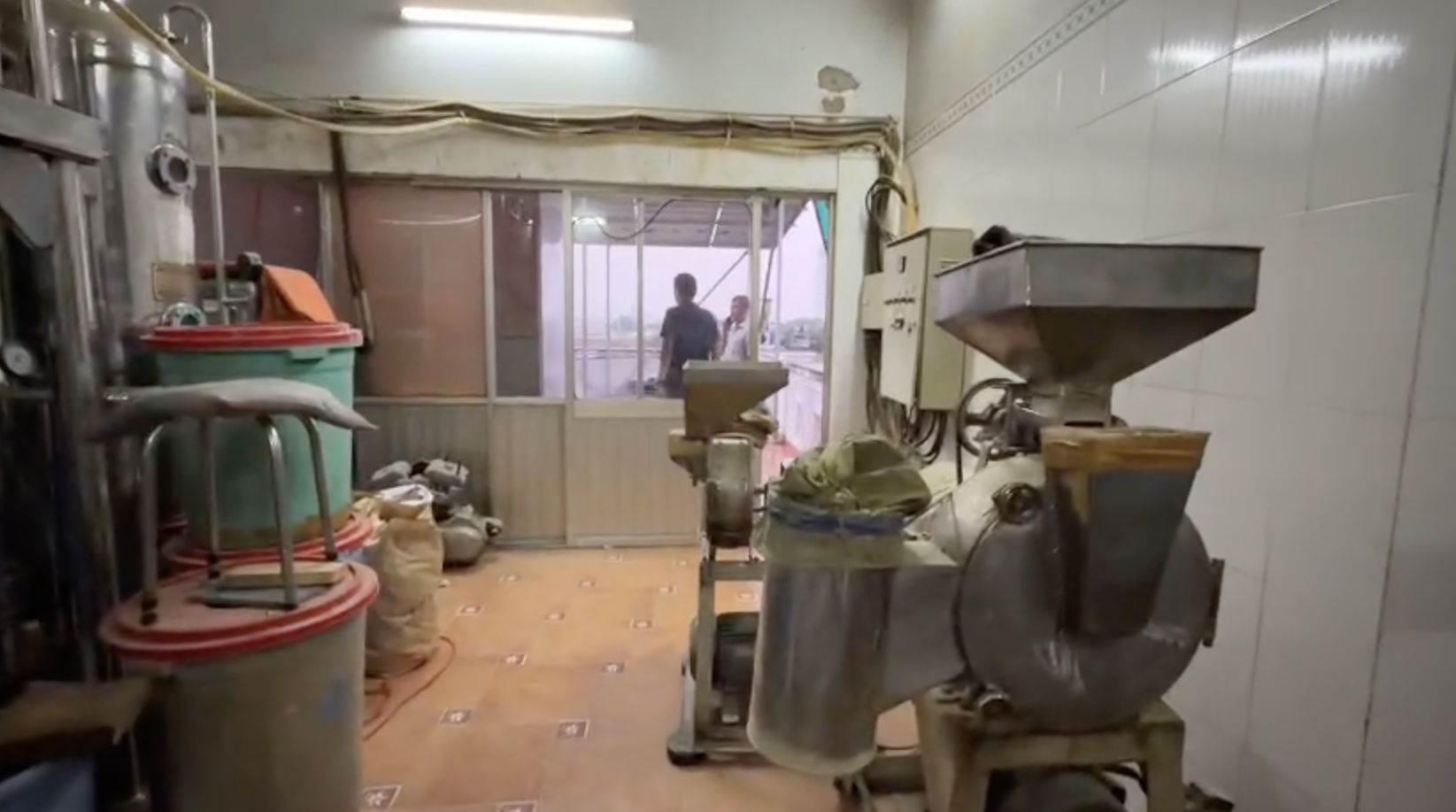 CLIP B&ecirc;n trong c&ocirc;ng xưởng "thuốc đ&ocirc;ng y" C&ocirc;ng an TPHCM vừa triệt ph&aacute; - Ảnh 5.
