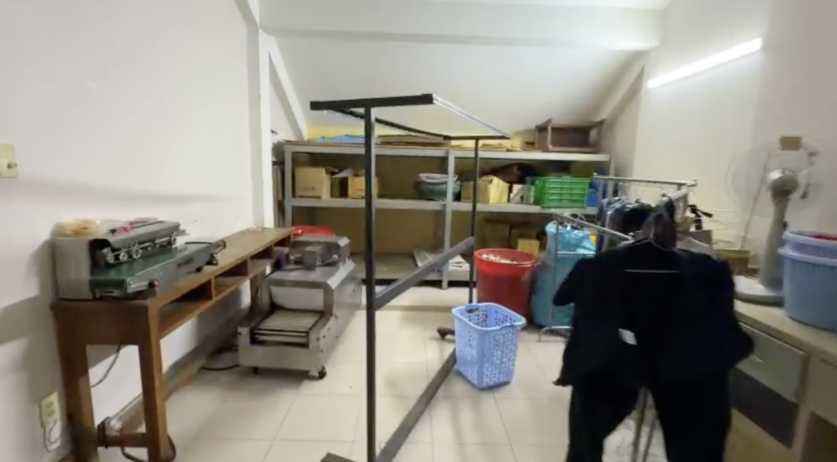 CLIP B&ecirc;n trong c&ocirc;ng xưởng "thuốc đ&ocirc;ng y" C&ocirc;ng an TPHCM vừa triệt ph&aacute; - Ảnh 6.