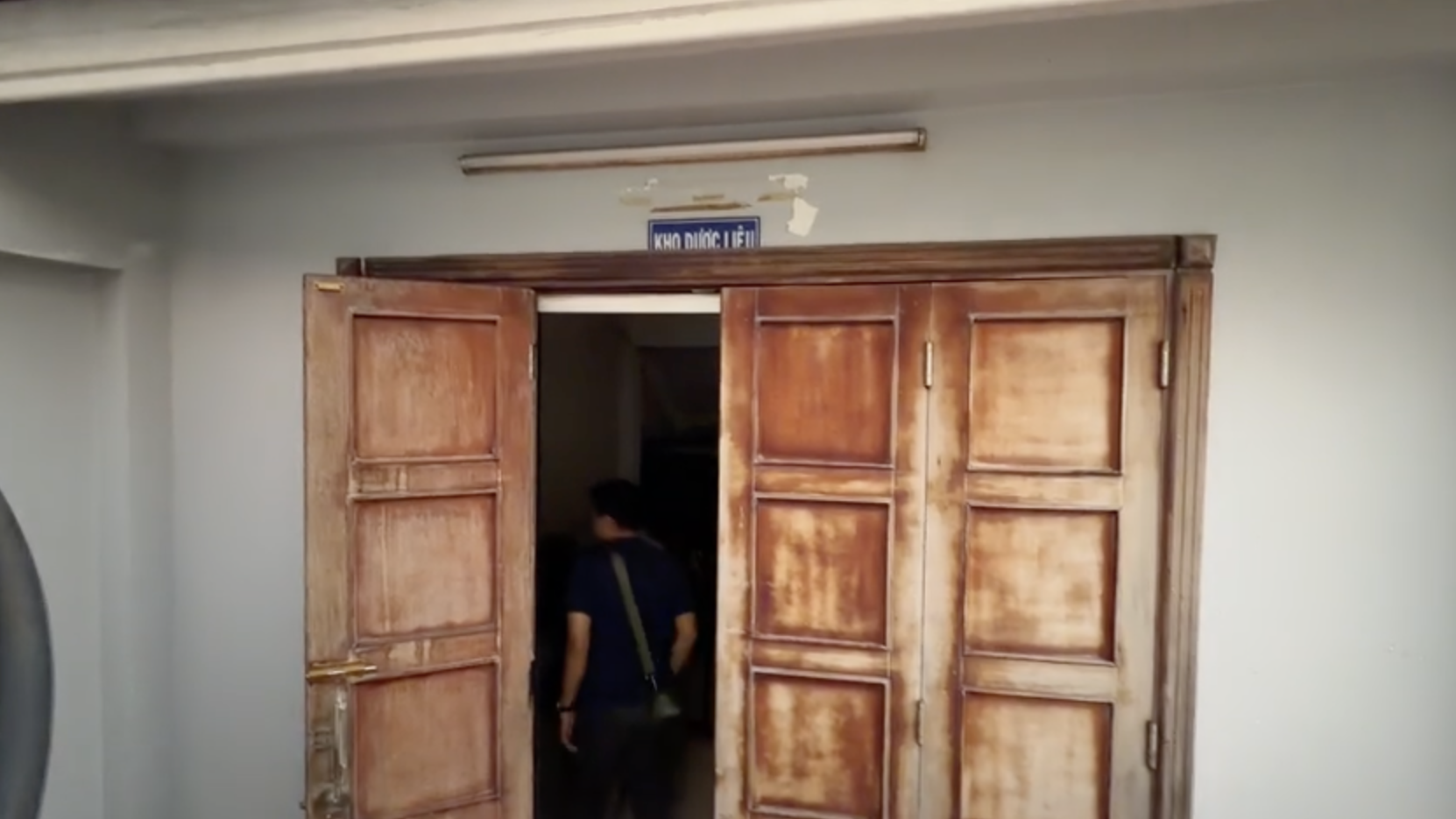 CLIP B&ecirc;n trong c&ocirc;ng xưởng "thuốc đ&ocirc;ng y" C&ocirc;ng an TPHCM vừa triệt ph&aacute; - Ảnh 7.