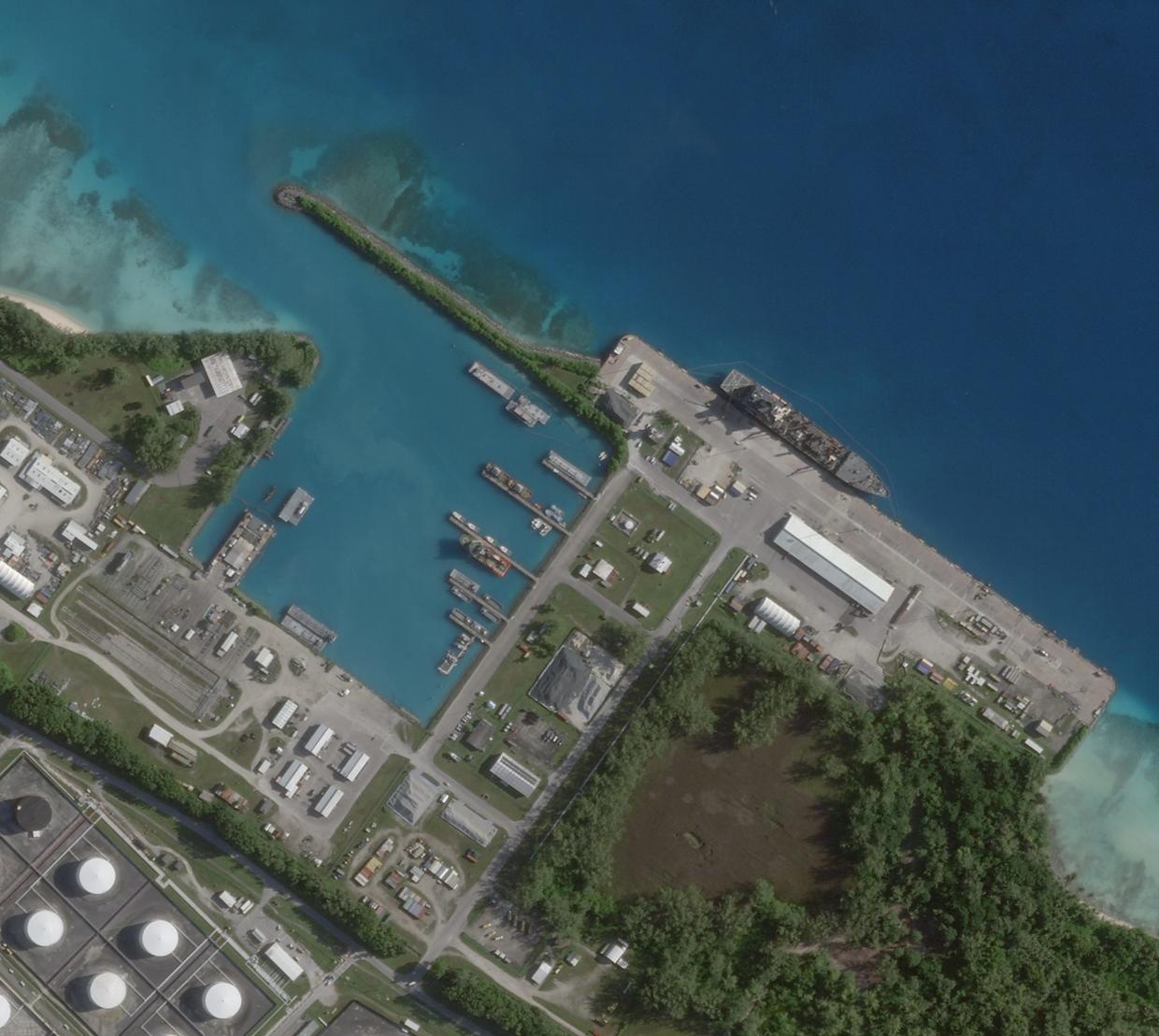 Ảnh vệ tinh về căn cứ qu&acirc;n sự Diego Garcia, t&acirc;m điểm của căng thẳng Mỹ - Anh - Ảnh 2.
