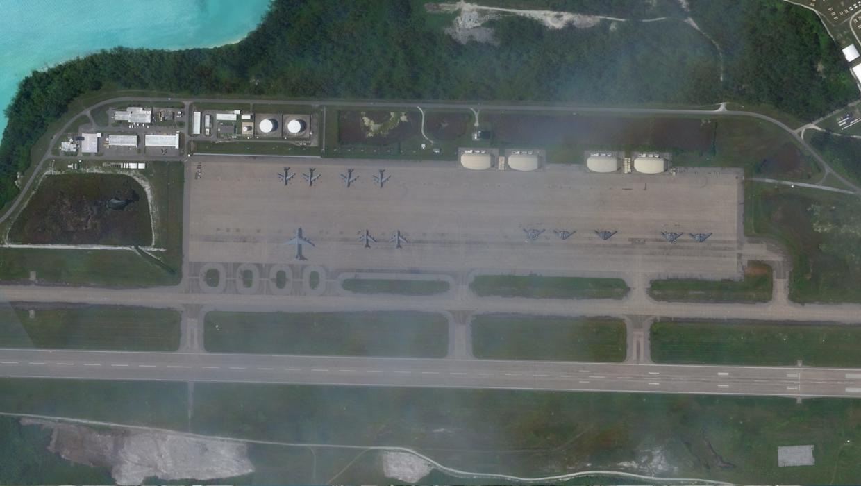 Ảnh vệ tinh về căn cứ qu&acirc;n sự Diego Garcia, t&acirc;m điểm của căng thẳng Mỹ - Anh - Ảnh 1.