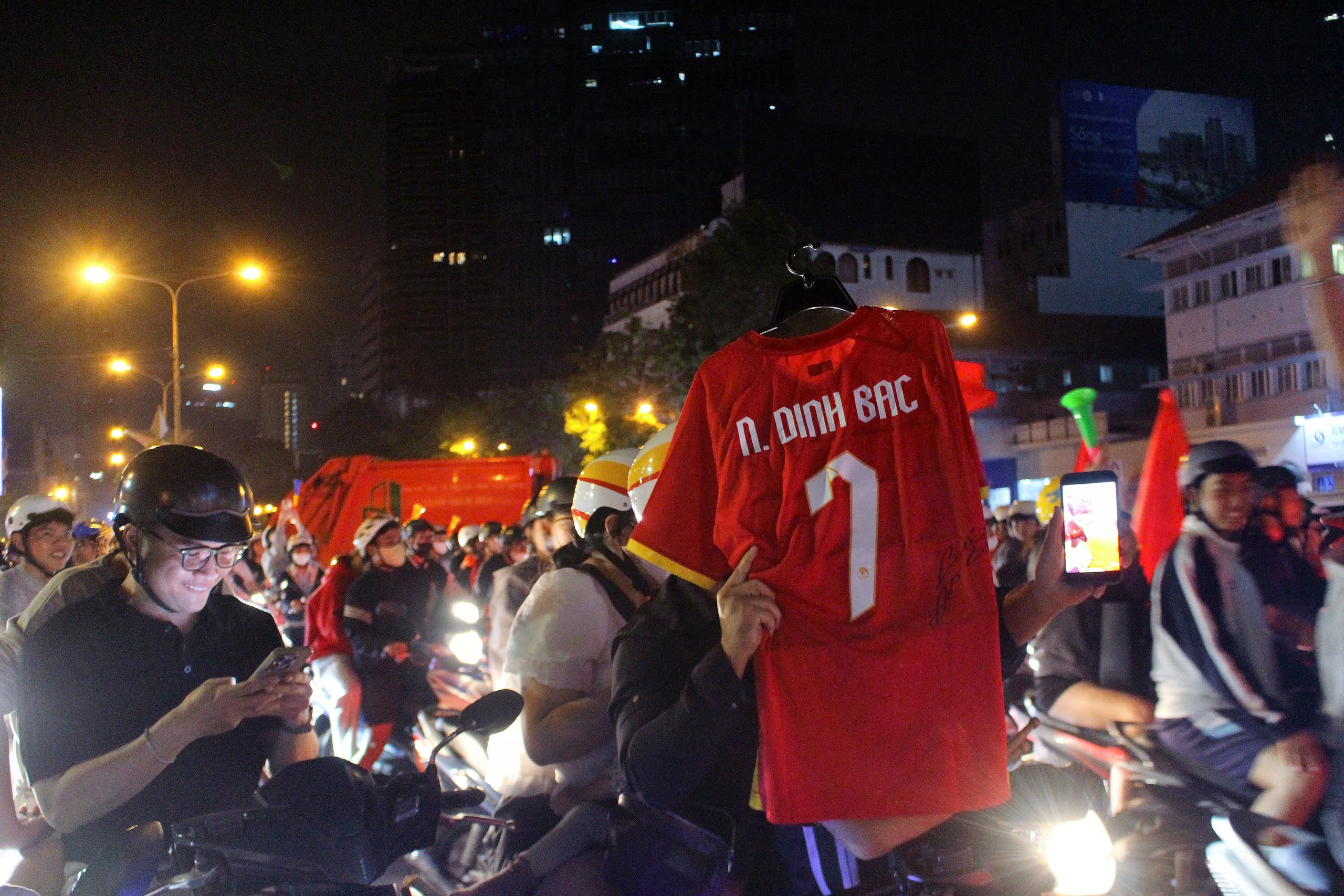 TP HCM &ldquo;đi b&atilde;o&rdquo; xuy&ecirc;n đ&ecirc;m mừng U23 Việt Nam gi&agrave;nh HCĐ ch&acirc;u &Aacute; 2026  - Ảnh 7.