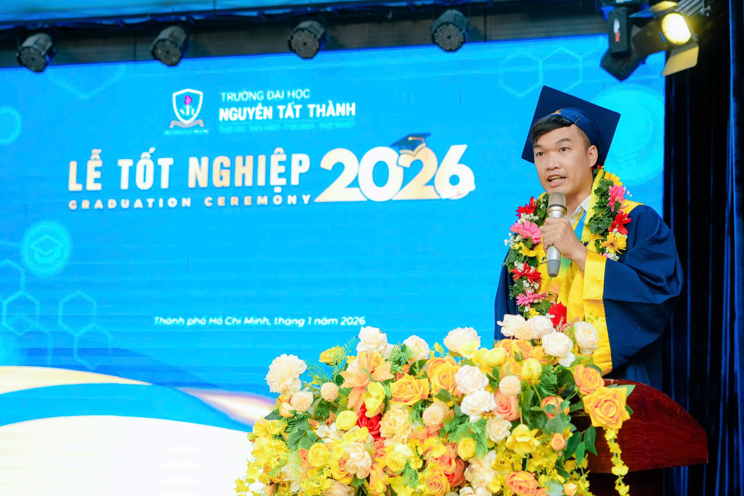 Xúc động khoảnh khắc tân khoa cõng mẹ lên sân khấu nhận bằng tốt nghiệp - Ảnh 5.