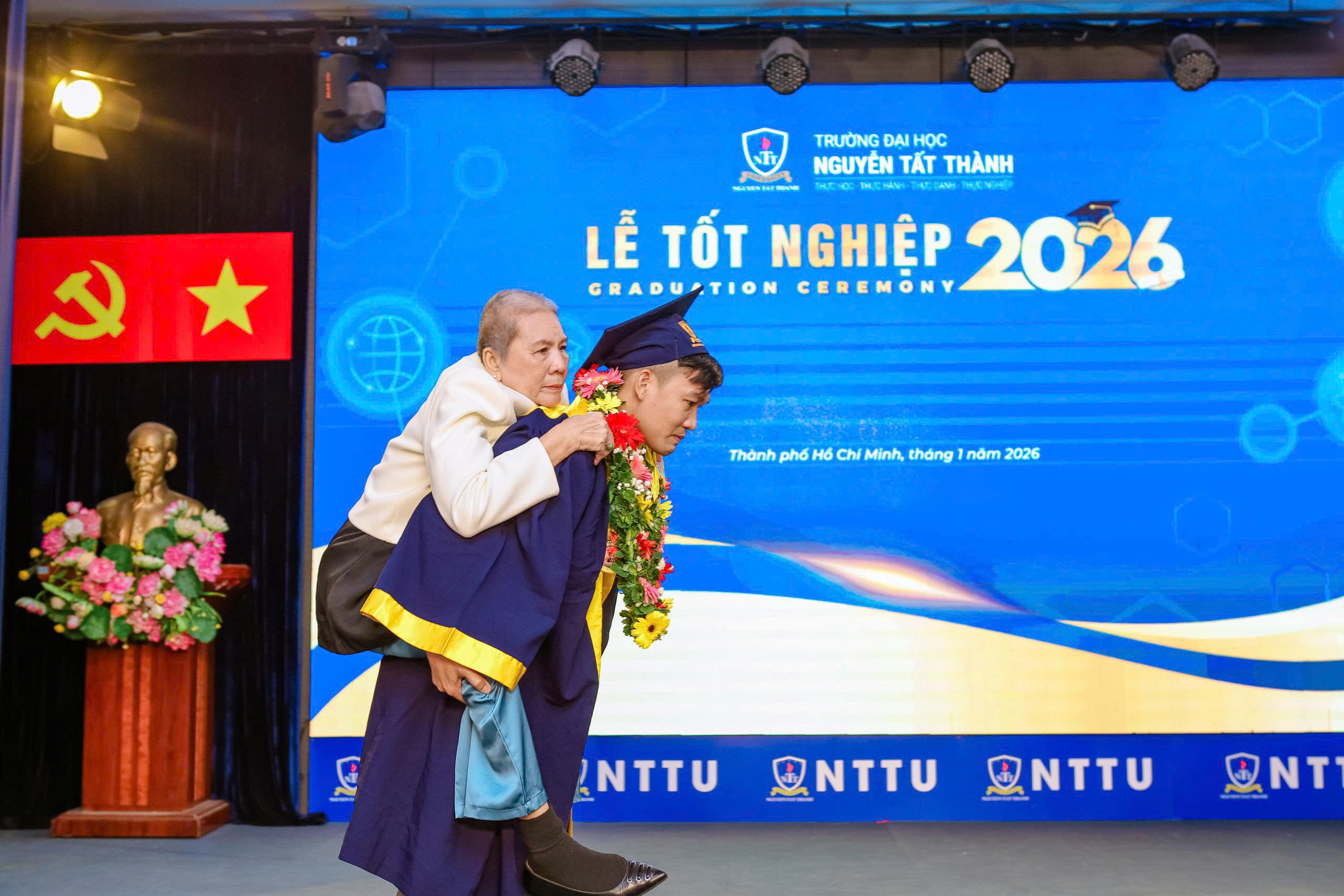 Xúc động khoảnh khắc tân khoa cõng mẹ lên sân khấu nhận bằng tốt nghiệp - Ảnh 1.