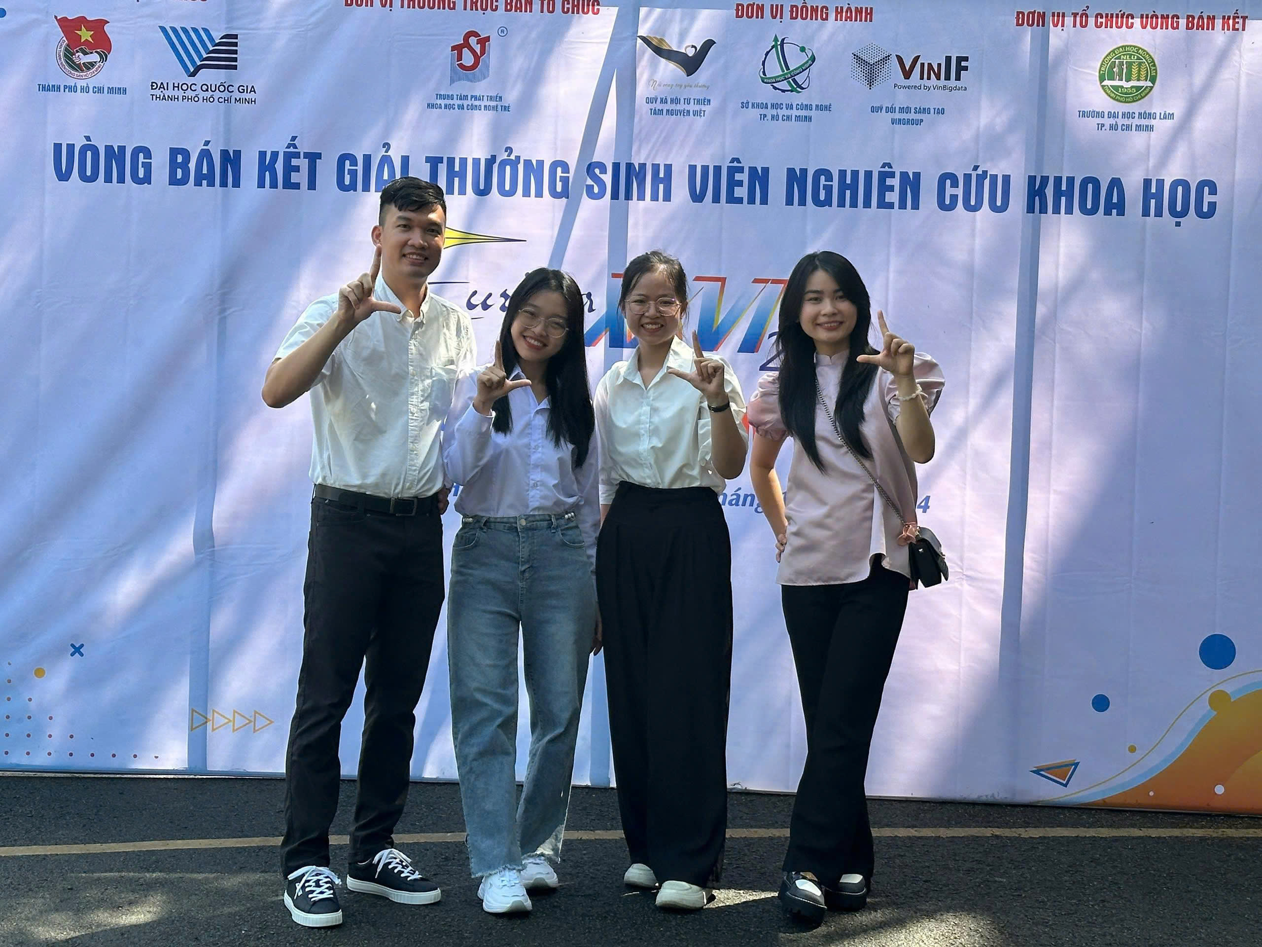Xúc động khoảnh khắc tân khoa cõng mẹ lên sân khấu nhận bằng tốt nghiệp - Ảnh 3.