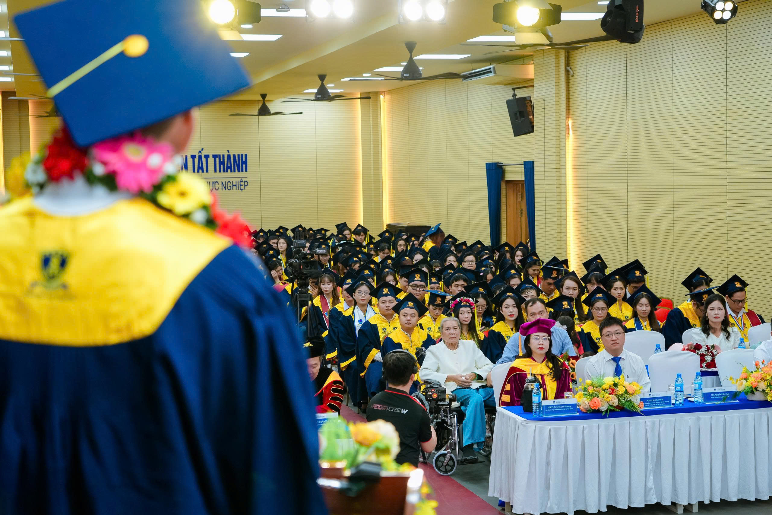 Xúc động khoảnh khắc tân khoa cõng mẹ lên sân khấu nhận bằng tốt nghiệp - Ảnh 4.
