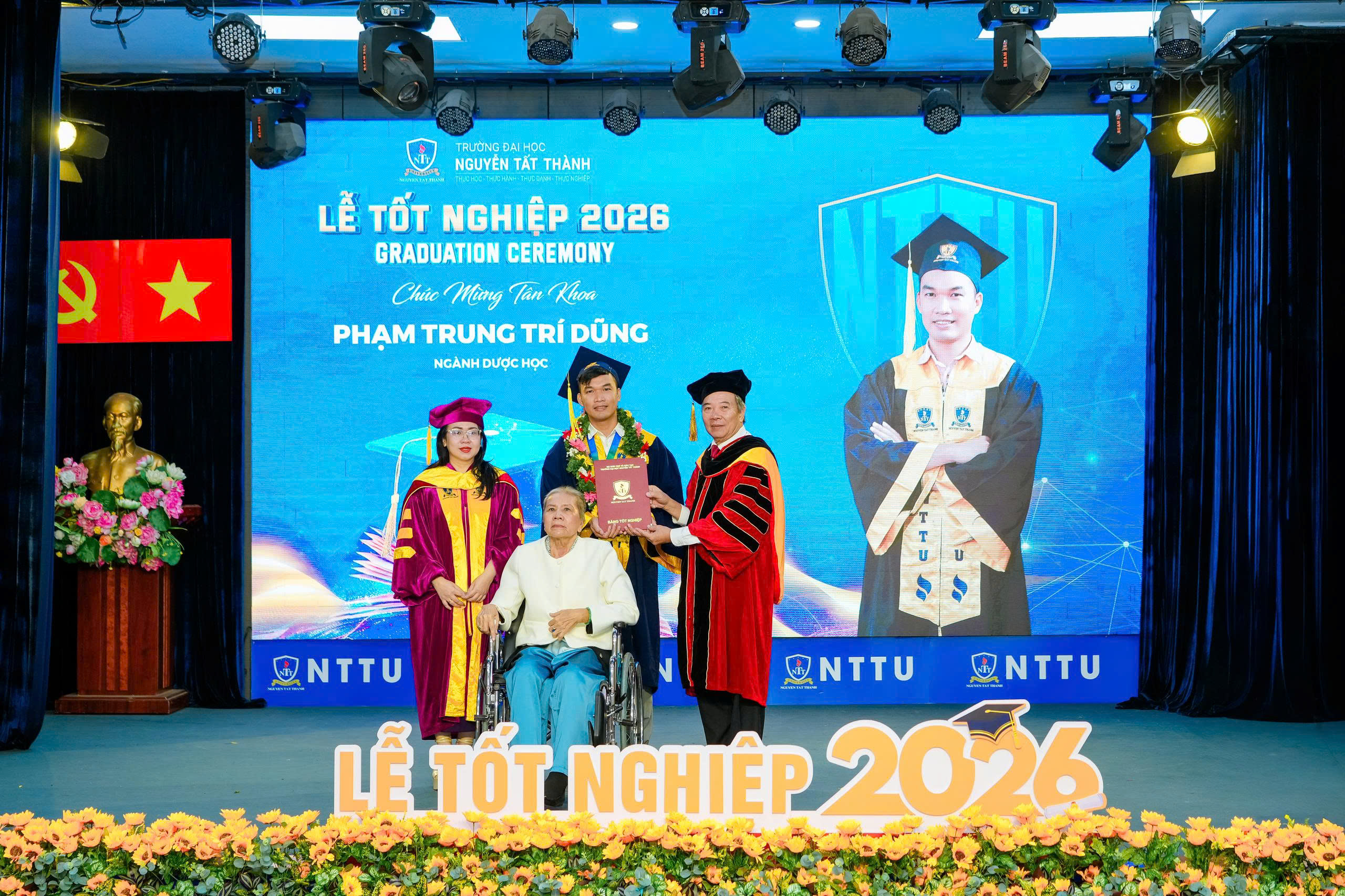 Xúc động khoảnh khắc tân khoa cõng mẹ lên sân khấu nhận bằng tốt nghiệp - Ảnh 2.