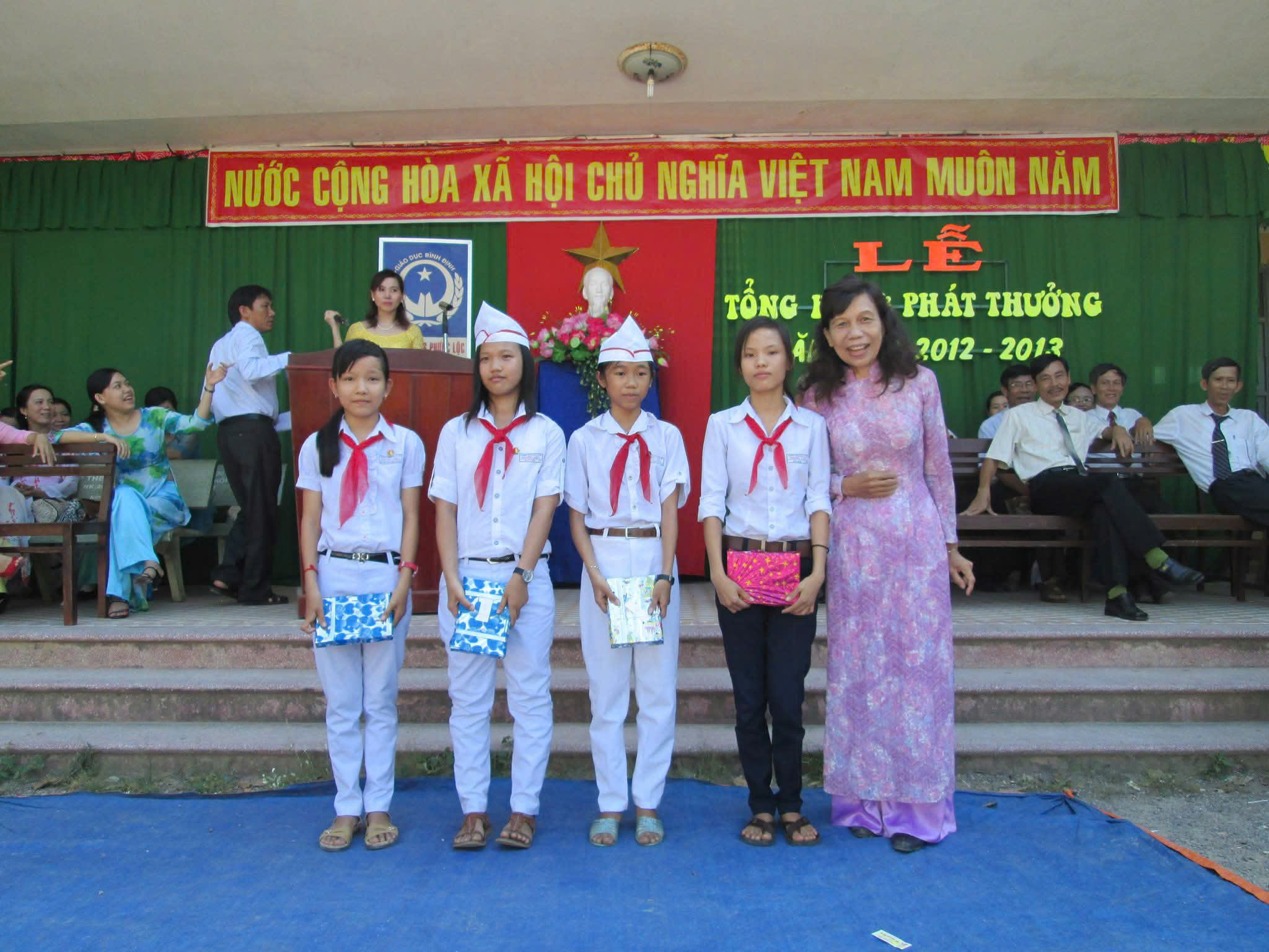 Người thầy k&iacute;nh y&ecirc;u: Ki&ecirc;n cường gieo tri thức v&agrave; l&ograve;ng nh&acirc;n &aacute;i - Ảnh 2.