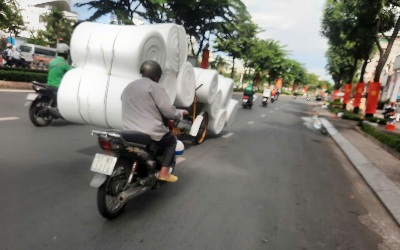 Xe máy "làm xiếc" đẩy xích lô