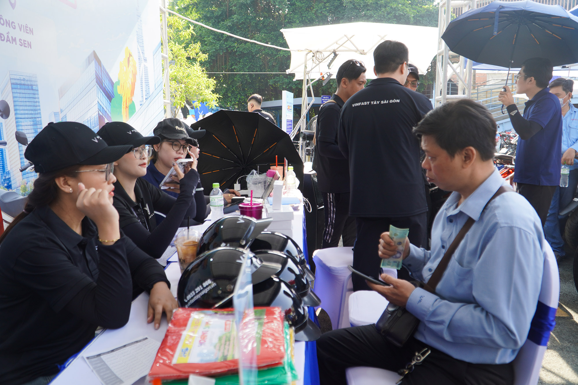 Người dùng TP HCM hào hứng trải nghiệm, quyết định lên đời xe điện VinFast ngay trong ngày - Ảnh 5.