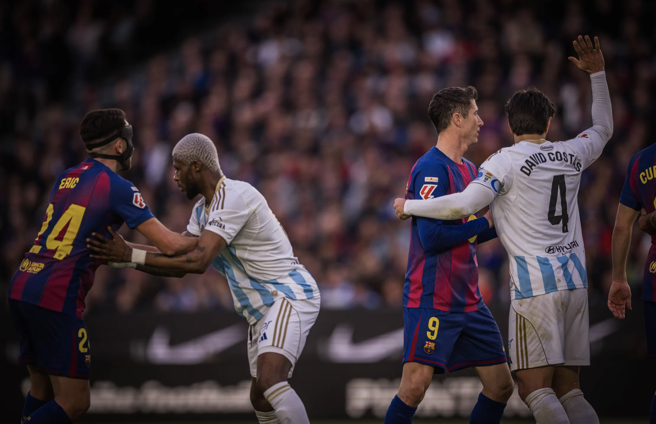 Hàng công bùng nổ, Barcelona soán ngôi đầu La Liga từ tay Real Madrid - Ảnh 2.