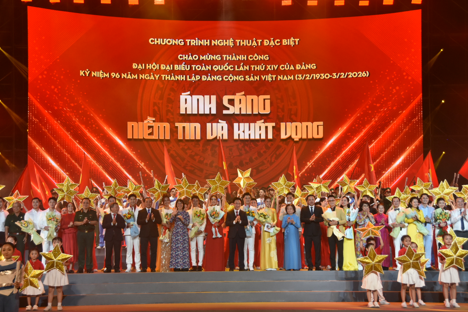 Hoành tráng chương trình nghệ thuật đặc biệt "Ánh sáng niềm tin và khát vọng" - Ảnh 5.