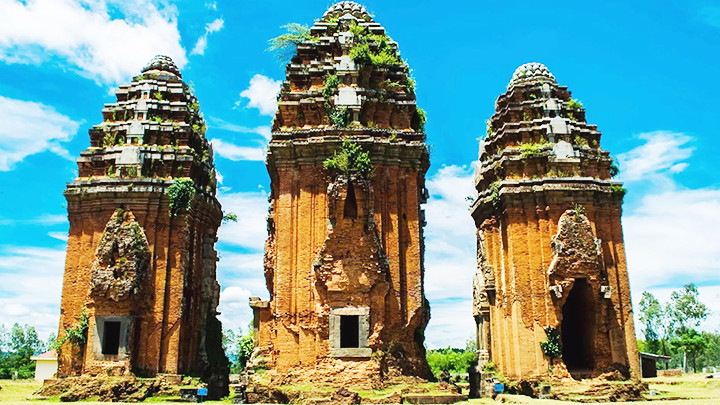 Lộ diện 2 ph&ugrave; đi&ecirc;u Champa qu&yacute; tại th&aacute;p Dương Long - Ảnh 2.