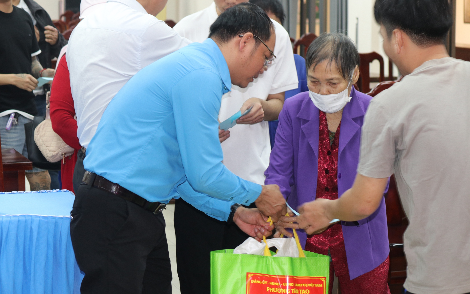 Công đoàn phường Tân Tạo tặng quà Tết cho công nhân, lao động có hoàn cảnh khó khăn