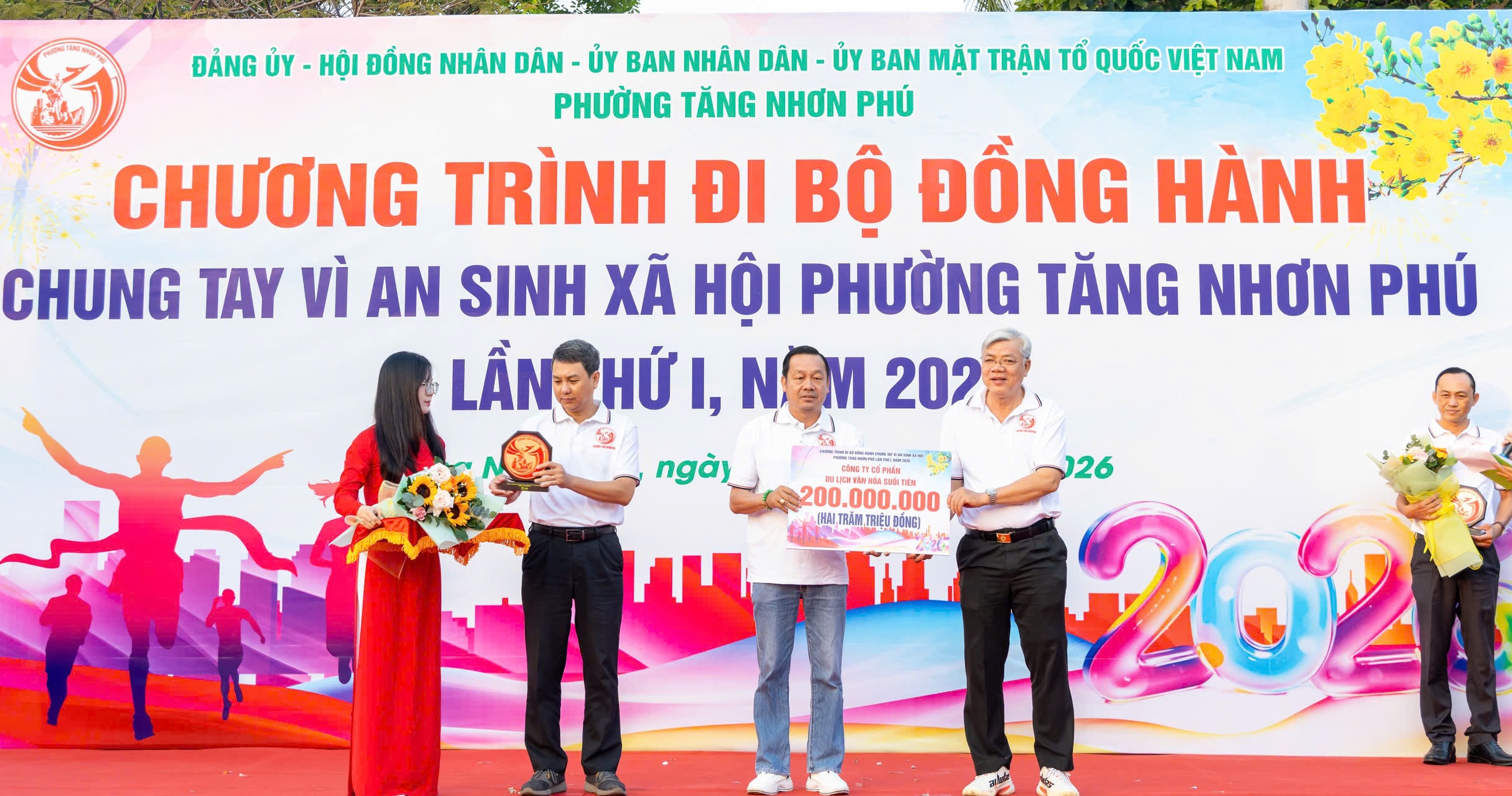 TPHCM: Phường Tăng Nhơn Phú đi bộ đồng hành, gây quỹ hơn 3,2 tỉ đồng chăm lo Tết - Ảnh 1.