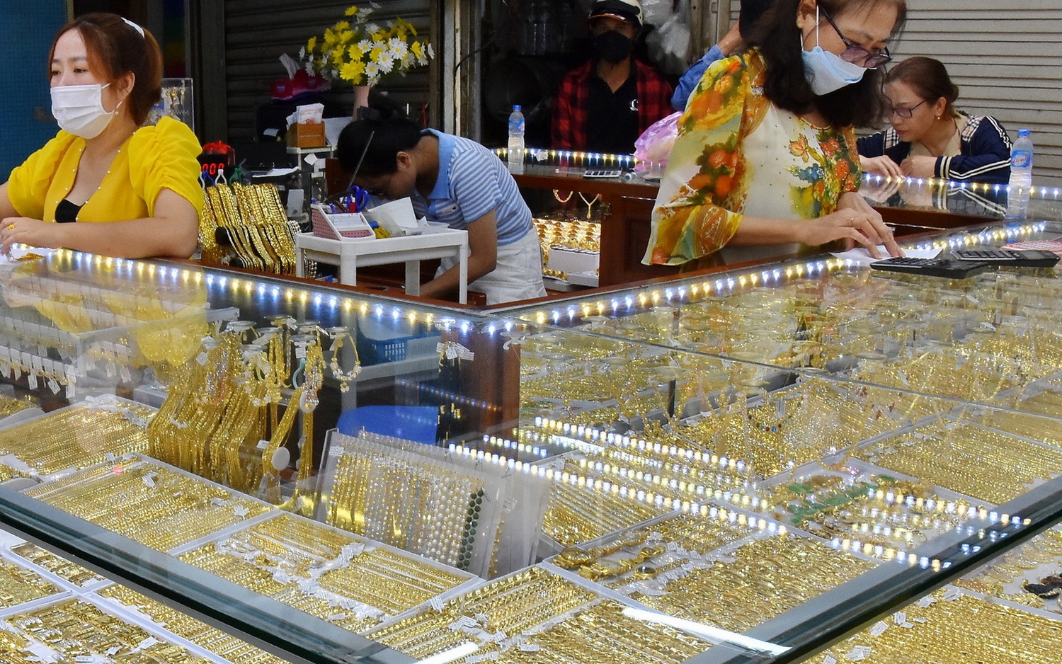 Cử tri phản ánh độc quyền mua - bán vàng miếng gây biến động lớn về giá, Ngân hàng Nhà nước nói gì?