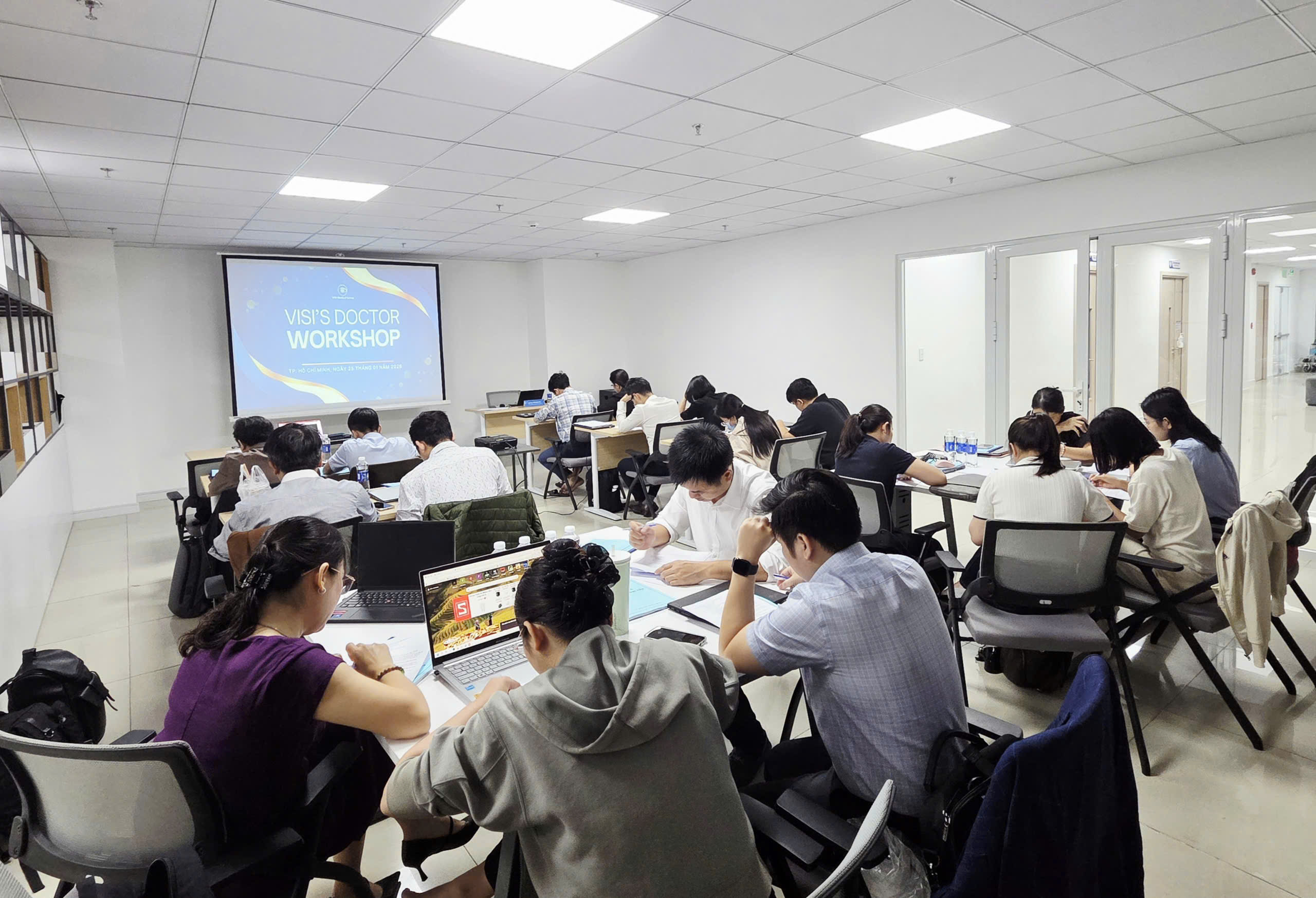 Vinh danh các bác sĩ nhãn khoa xuất sắc - Ảnh 2.