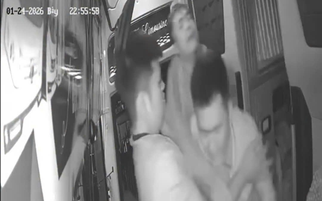 CLIP: Nhân viên nhà xe bị nhóm khách đánh dã man
