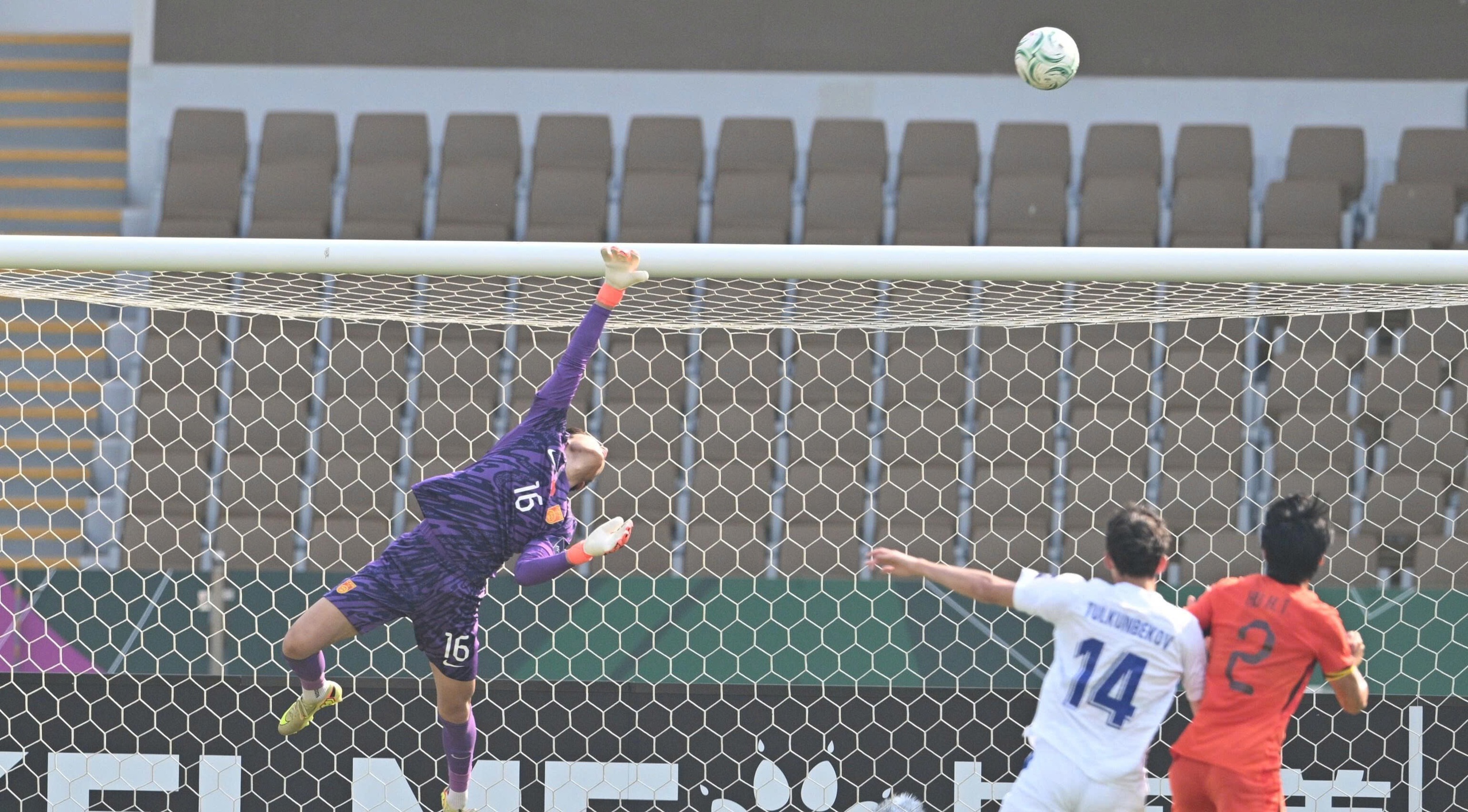 Li Hao hụt &ldquo;Găng tay v&agrave;ng&rdquo;, b&aacute;o Trung Quốc &ldquo;kh&ocirc;ng phục&rdquo; AFC - Ảnh 3.