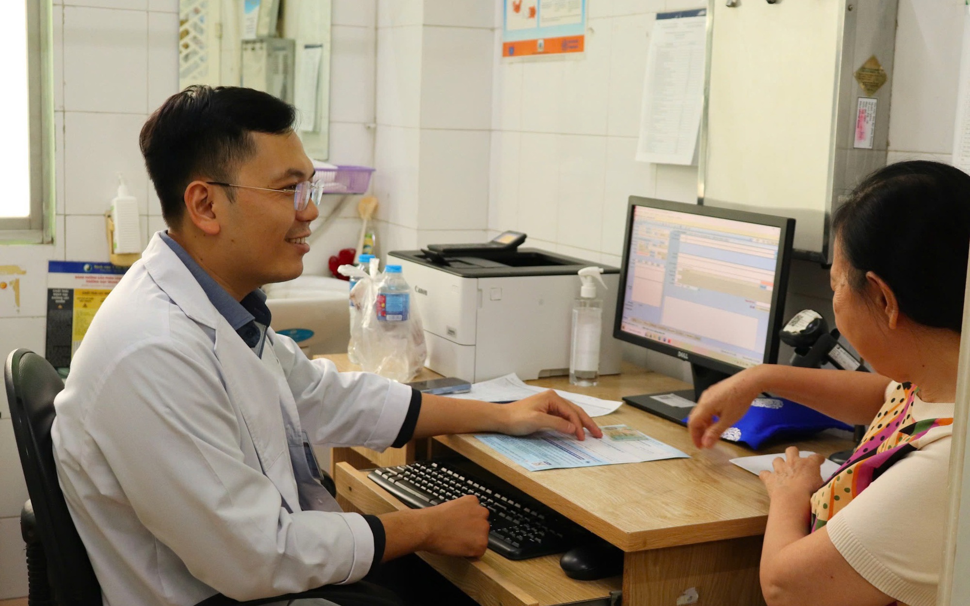 TPHCM: Cấp thẻ BHYT cho người dân các xã, phường an toàn khu gặp khó - Ảnh 2.