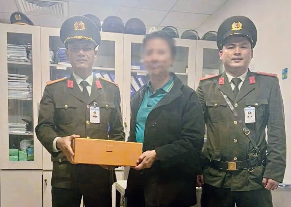 C&aacute;i kết kh&ocirc;ng thể đẹp hơn cho h&agrave;nh kh&aacute;ch thất lạc t&uacute;i x&aacute;ch trị gi&aacute; 450 triệu đồng ở s&acirc;n bay  - Ảnh 1.